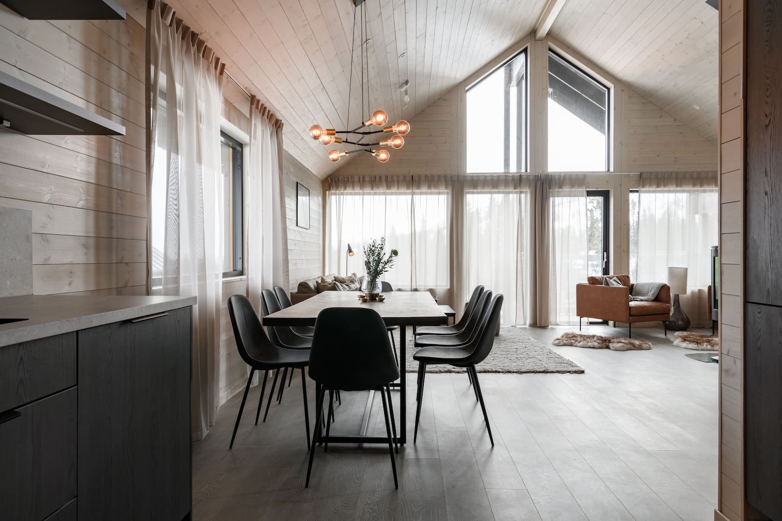Matplats och allrum med hög takhöjd i fjällhus